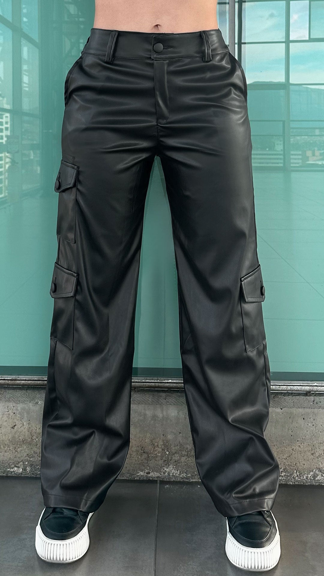 Pantalón cuerina tipo cargo con bolsillos laterales y cintura